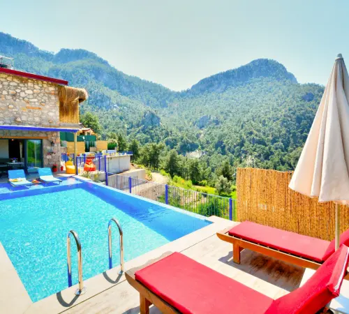 Ölüdeniz Faralya Kirme mahallesinde Jakuzili, Saunalı, Isıtmalı havuzlu ve korunaklı özel bir tatil villasıdır.